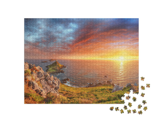 Puzzle de 1000 pièces « Coucher de soleil sur Torra di a Parata avec la tour génoise et l'archipel des îles Sanguinaires »