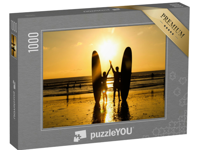 Puzzle de 1000 pièces « Couple de surfeurs au coucher du soleil sur la plage »