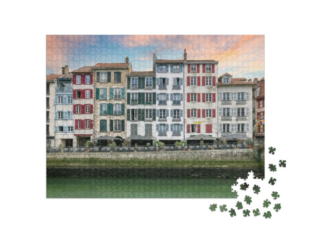 Puzzle de 1000 pièces « Bayonne au Pays basque, façades typiques au bord de la rivière Nive »