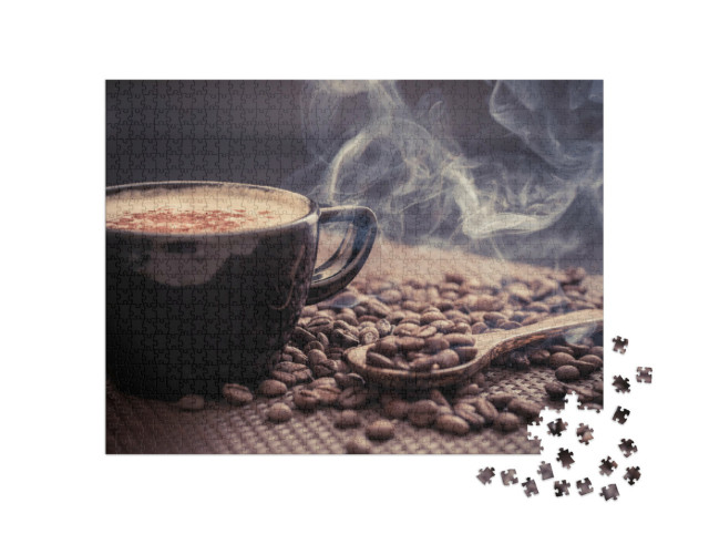 Puzzle de 1000 pièces « Un café chaud et parfumé entouré de grains de café fraîchement torréfiés »