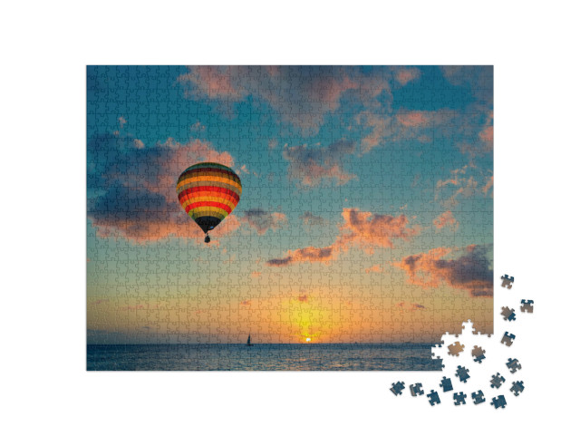 Puzzle de 1000 pièces « Montgolfière au-dessus de la mer au coucher du soleil »