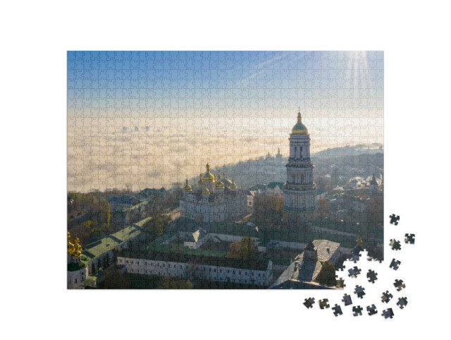 Puzzle de 1000 pièces « Vue aérienne du monument Terre Mère dans la brume, lever de soleil à Kiev, Ukraine »
