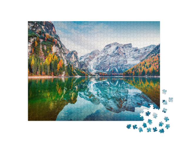 Puzzle de 1000 pièces « Première neige sur le lac Prags Wildsee, Alpes, Italie »