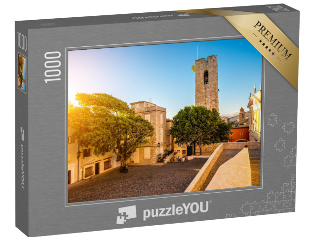 Puzzle de 1000 pièces « Place centrale avec tour et église dans le village côtier d'Antibes sur la Côte d'Azur en France »