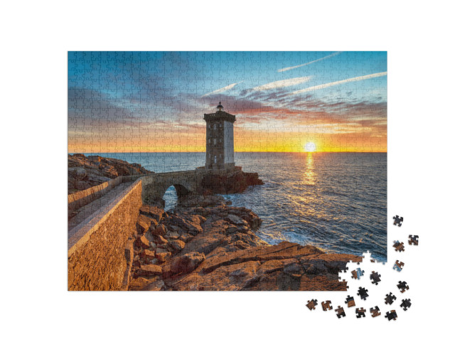 Puzzle de 1000 pièces « Coucher de soleil sur le phare de Kermorvan sur la côte bretonne près de Brest »