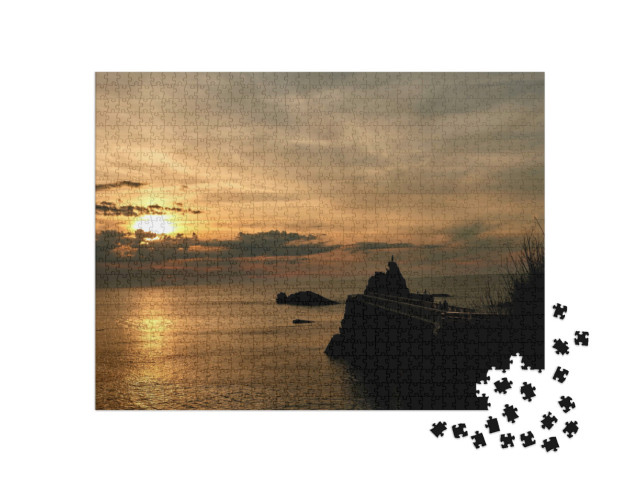 Puzzle de 1000 pièces « Coucher de soleil et rocher de la Vierge à Biarritz. France, Nouvelle aquitaine, Pays basque, FRA. »