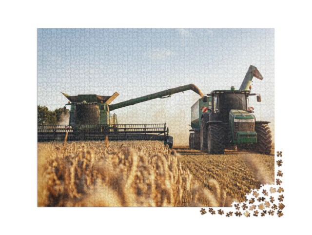 Puzzle de 2000 pièces « Moissonneuse-batteuse et tracteur au travail dans un champ de blé »