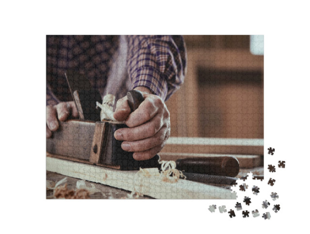 Puzzle de 1000 pièces « Un menuisier en train de raboter une planche de bois »