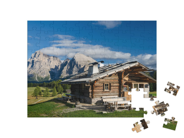 Puzzle de 100 pièces « Refuge sur l'Alpe de Siusi avec le Plattkofel et le Langkofel, Tyrol du Sud »