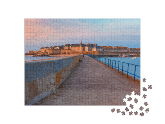 Puzzle de 1000 pièces « La ville fortifiée de Saint-Malo avec la cathédrale Saint-Vincent au coucher du soleil »
