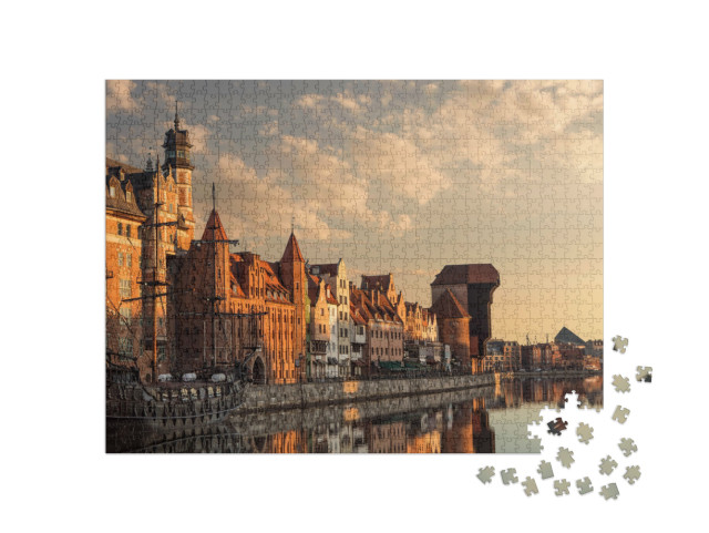 Puzzle de 1000 pièces « Ambiance matinale calme : la vieille ville de Gdansk au lever du soleil »