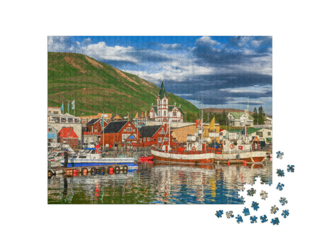 Puzzle de 1000 pièces « Belle vue sur la ville historique de Husavik avec des bateaux de pêche, Islande »