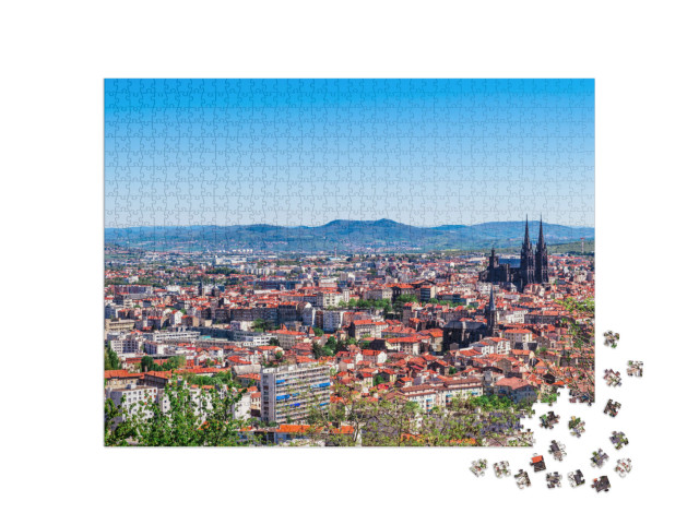 Puzzle de 1000 pièces « Vue panoramique sur la ville de Clermont-Ferrand et sa cathédrale »