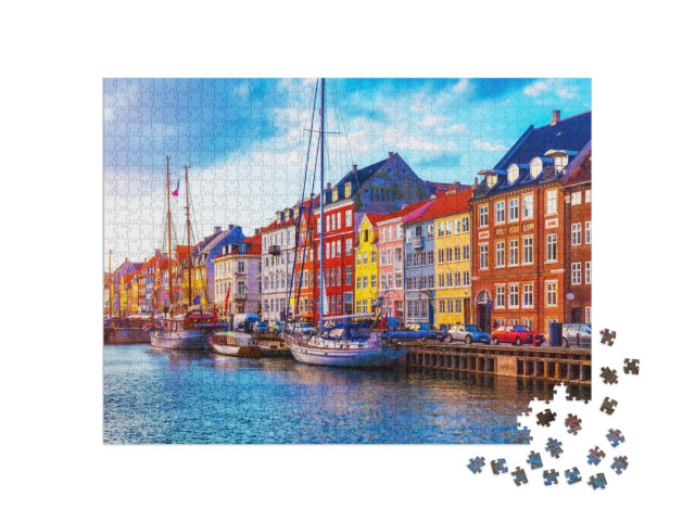 Puzzle de 1000 pièces « Coucher de soleil avec vue sur la jetée de Nyhavn : bateaux, yachts et maisons colorées »