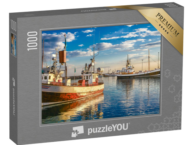 Puzzle de 1000 pièces « Bateaux de pêche dans le port au coucher du soleil, ville de Husavik, Islande »