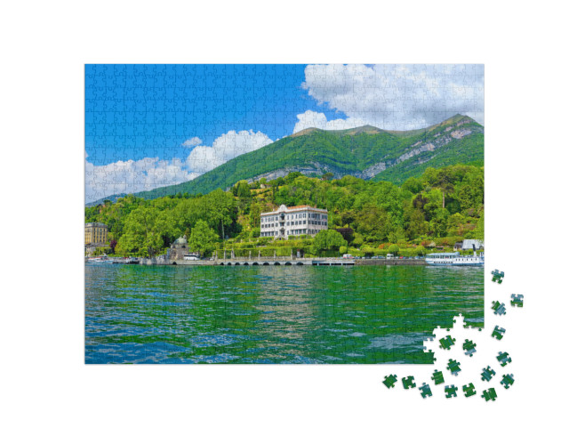 Puzzle de 1000 pièces « Panorama ensoleillé sur le lac de Côme avec bateau d'excursion »