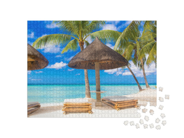 Puzzle de 1000 pièces « Parasol et chaises longues sous les palmiers de la plage tropicale »