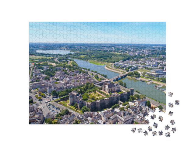 Puzzle de 1000 pièces « Vue aérienne du château des ducs d'Anjou dans la ville d'Angers, Maine et Loire, France »