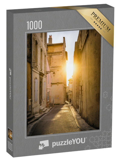 Puzzle de 1000 pièces « Une ruelle au coucher du soleil à Arles - France »