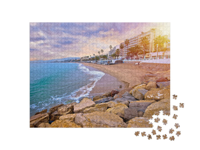 Puzzle de 1000 pièces « Promenade idyllique bordée de palmiers et plage de sable à Cannes »