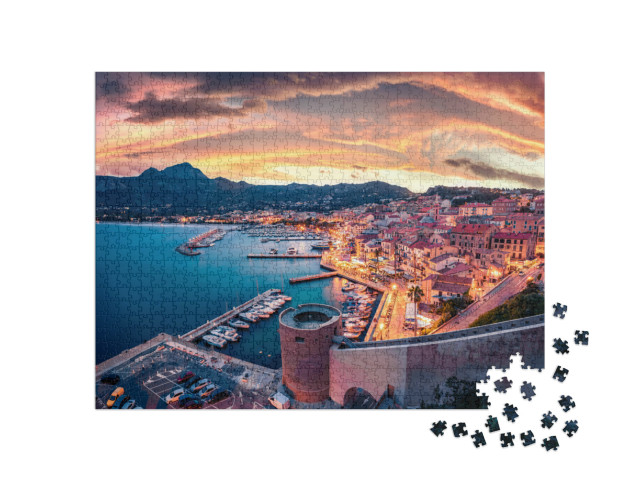 Puzzle de 1000 pièces « Magnifique paysage urbain du soir du port de Calvi »
