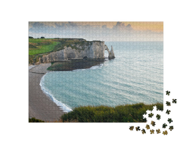 Puzzle de 1000 pièces « Plage avec falaise de Falaise d'Aval. Normandie, Côte d'Albatre, France. »