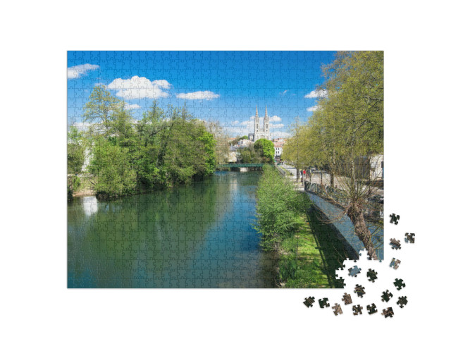 Puzzle de 1000 pièces « L'église Saint-André et la rivière "Sèvre Niortaise" à Niort par une journée ensoleillée. »