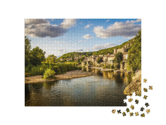 Puzzle de 1000 pièces « La rivière Ardèche et le vieux village de Vogüé au coucher du soleil »