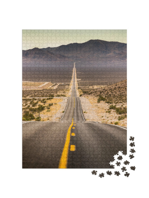 Puzzle de 1000 pièces « Route droite presque sans fin dans la poussière, Californie, USA »