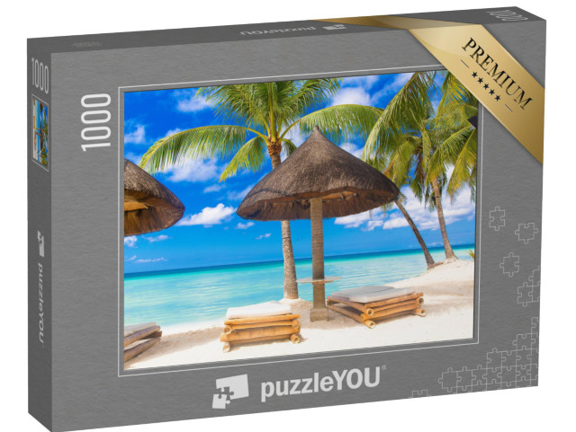 Puzzle de 1000 pièces « Parasol et chaises longues sous les palmiers de la plage tropicale »