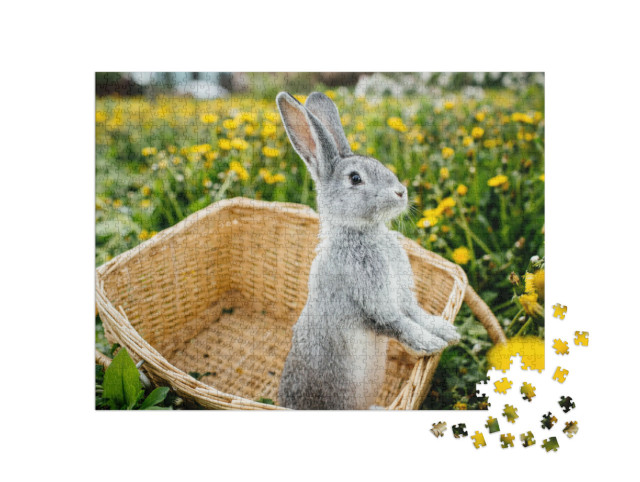 Puzzle de 1000 pièces « Lapin gris dans un panier sur une prairie de pissenlits »