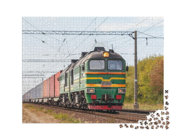 Puzzle de 2000 pièces « Une puissante locomotive diesel verte 2M62 tire un train de marchandises »