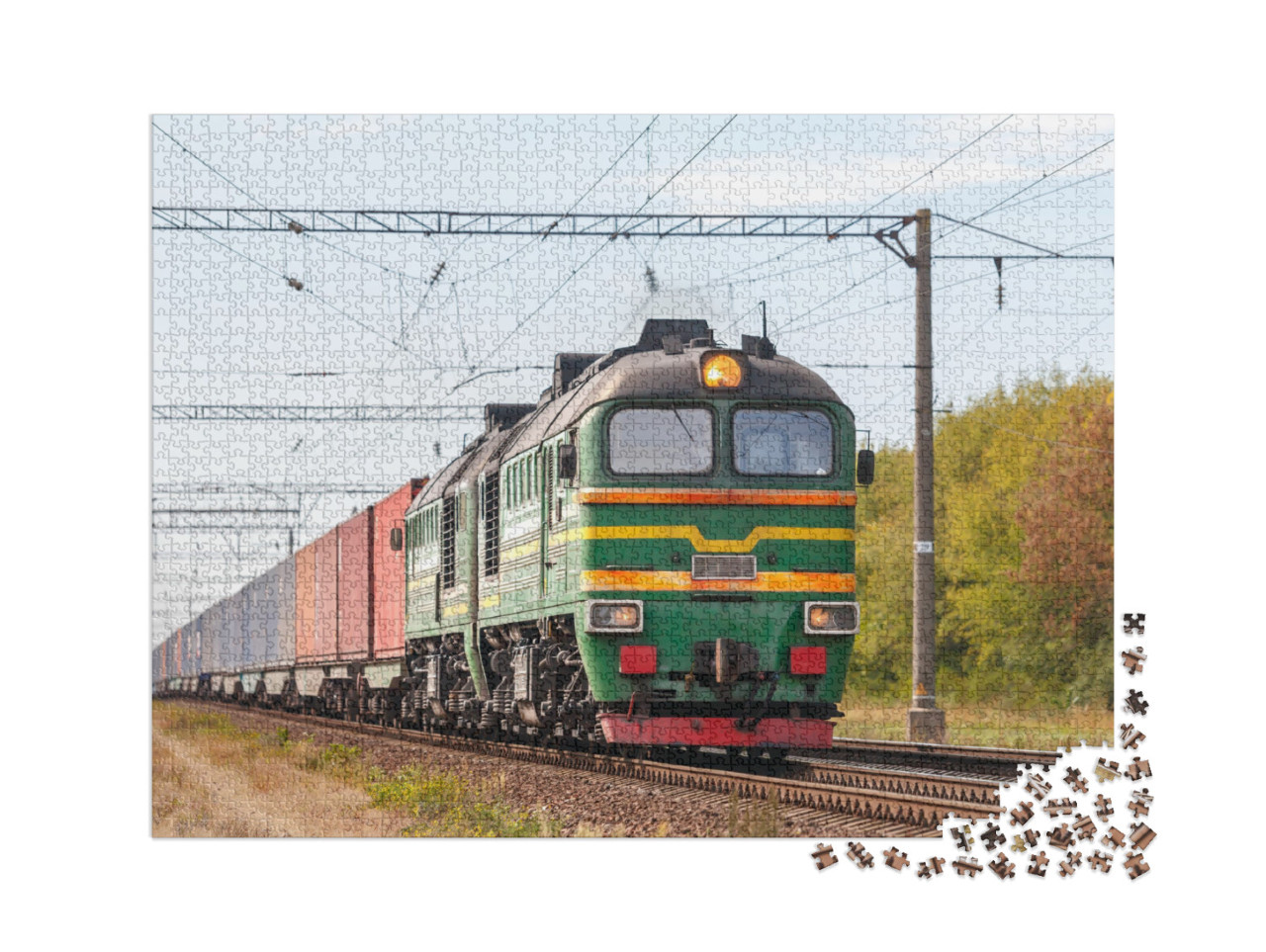 Puzzle de 2000 pièces « Une puissante locomotive diesel verte 2M62 tire un train de marchandises »