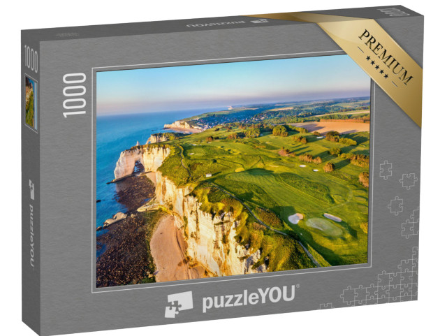 Puzzle de 1000 pièces « Panorama aérien de la côte avec les falaises de craie à Etretat - Normandie, France »