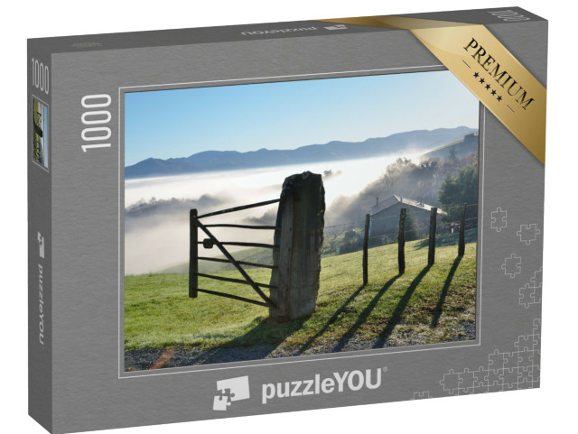 Puzzle de 1000 pièces « Sur la montagne boisée du Pays basque se trouve une ferme avec un pâturage verdoyant. »