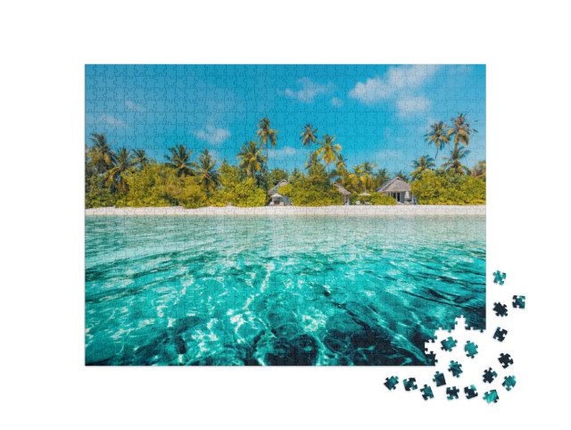 Puzzle de 1000 pièces « La mer bleue avec une plage de palmiers »