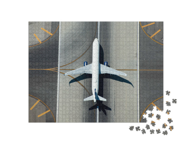 Puzzle de 1000 pièces « Avion à fuselage étroit sur la piste d'atterrissage »