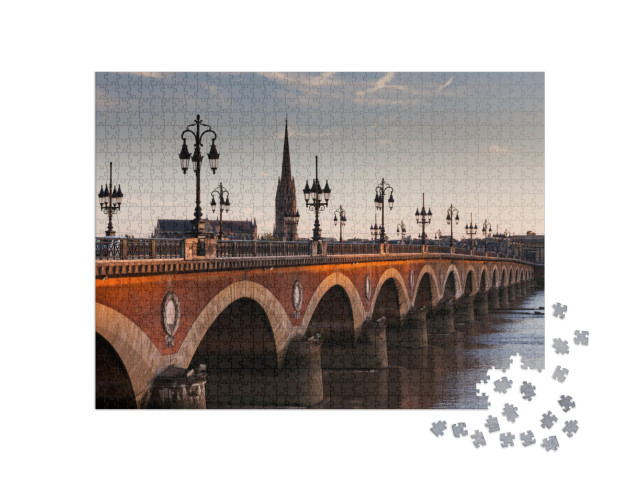 Puzzle de 1000 pièces « Vue sur le Pont de pierre au coucher du soleil dans la célèbre région viticole de Bordeaux, France »