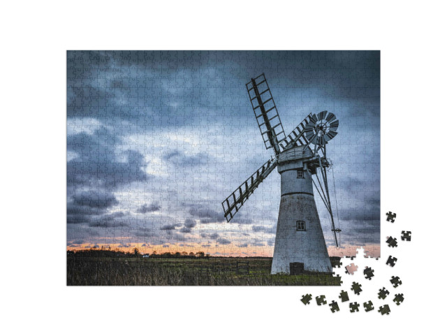 Puzzle de 1000 pièces « Un moulin dans un champ avec un coucher de soleil »