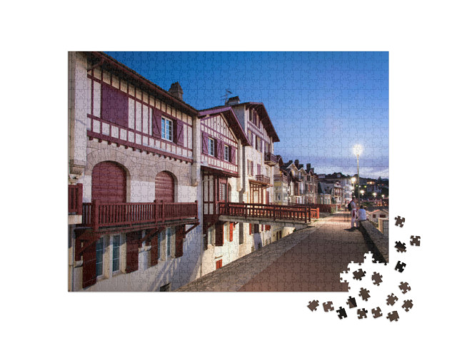 Puzzle de 1000 pièces « Maisons labourdines traditionnelles de Saint de Luz la nuit, Pays basque, France »