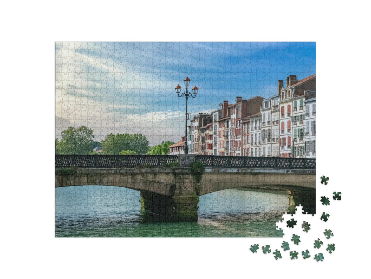 Puzzle de 1000 pièces « Bayonne au Pays basque, façades typiques et pont sur la rivière Nive »