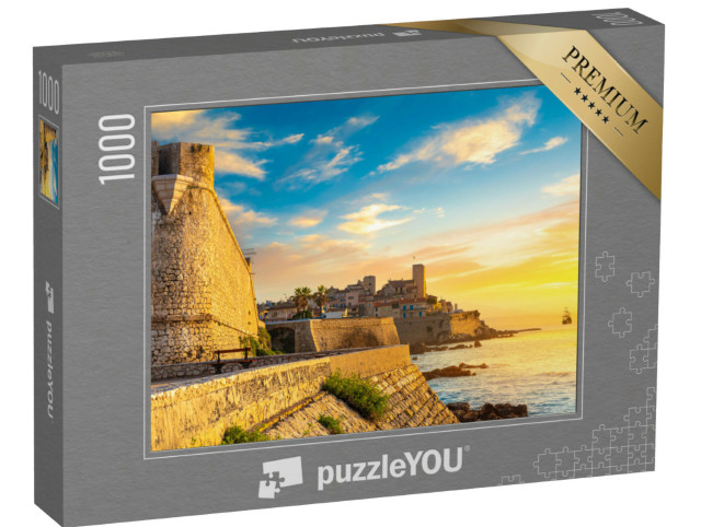 Puzzle de 1000 pièces « Vue de la ville d'Antibes dans la lumière du coucher de soleil, Provence, Cote d'Azur »