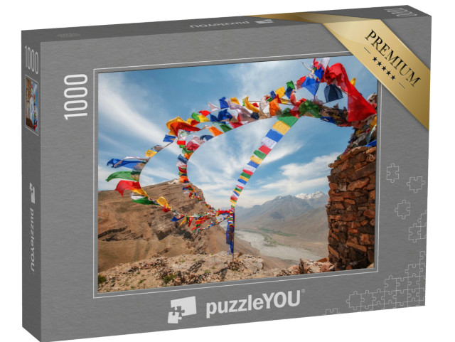 Puzzle de 1000 pièces « Des drapeaux de mantras tibétains typiquement colorés flottent dans le vent, Tibet »