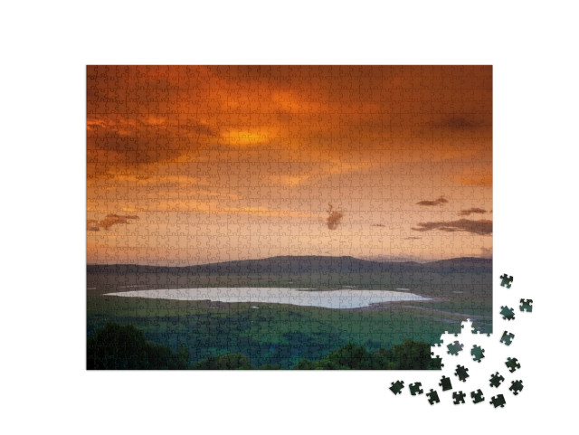 Puzzle de 1000 pièces « Coucher de soleil africain sur le cratère du Ngorongoro, Tanzanie »