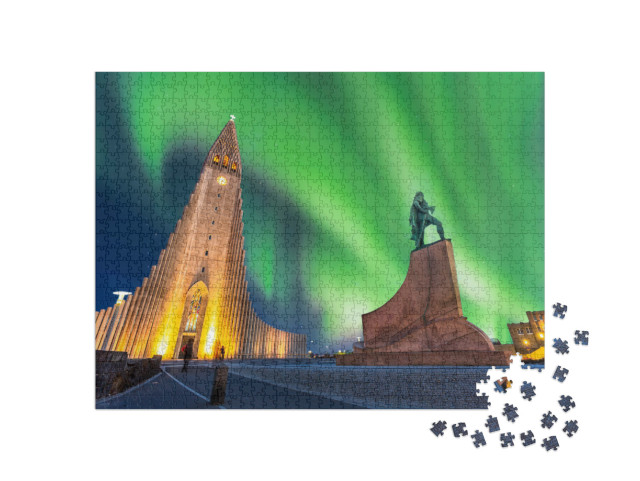 Puzzle de 1000 pièces « Aurores boréales au-dessus de l'église Hallgrimskirkja à Reykjavik, Islande »