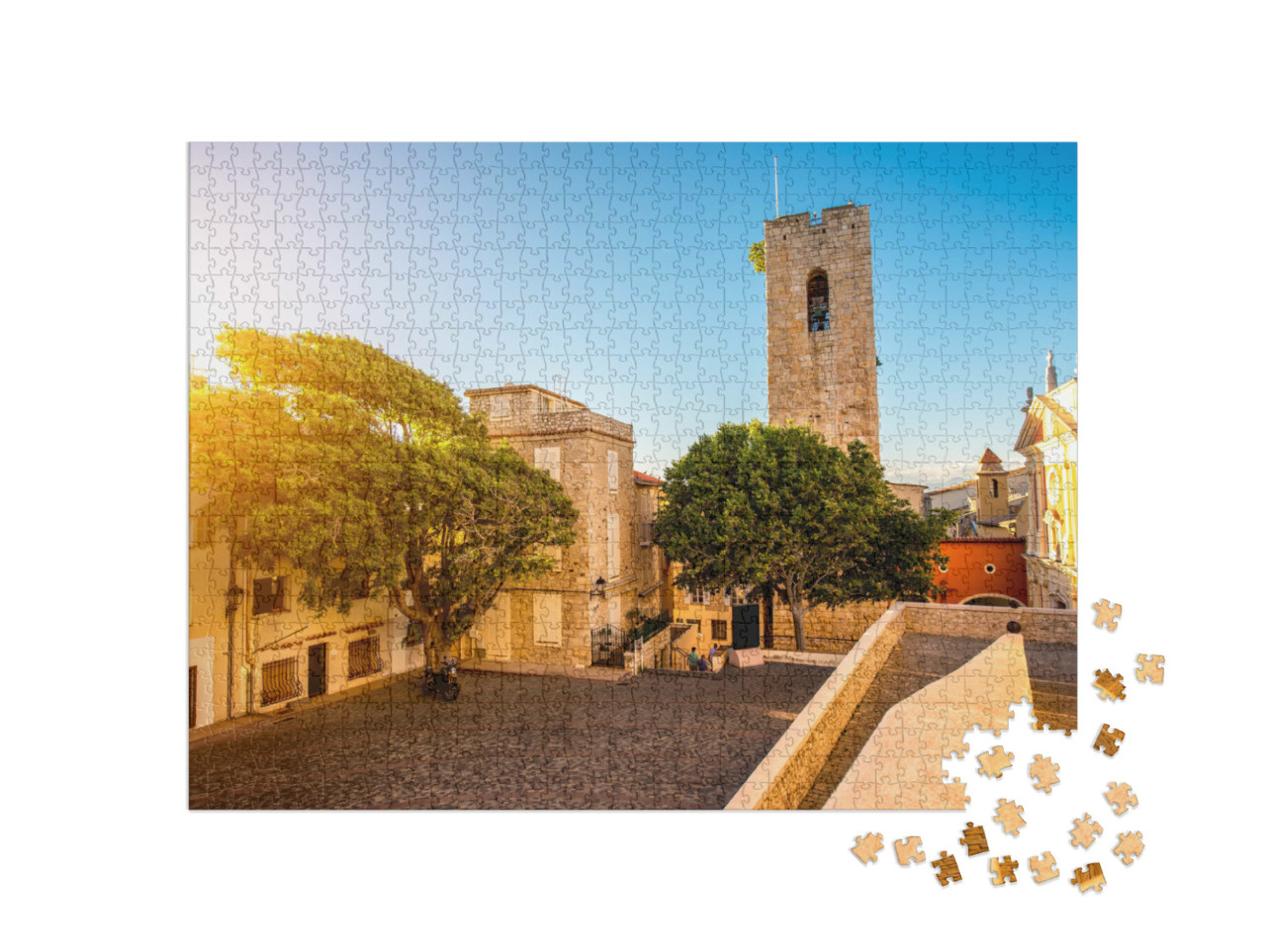 Puzzle de 1000 pièces « Place centrale avec tour et église dans le village côtier d'Antibes sur la Côte d'Azur en France »