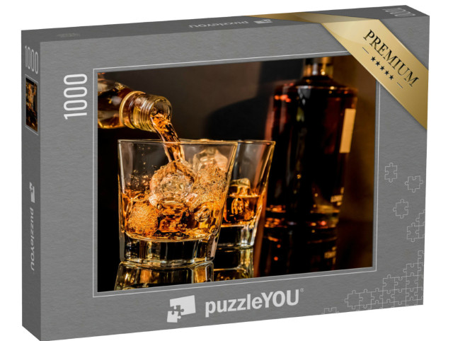 Puzzle de 1000 pièces « Verser du whisky dans un verre sur une table »