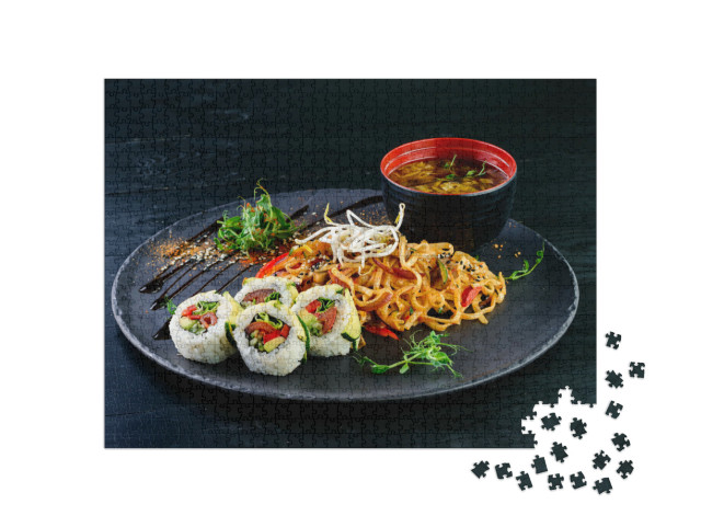 Puzzle de 1000 pièces « Repas asiatiques avec nouilles, poulet et sushis »