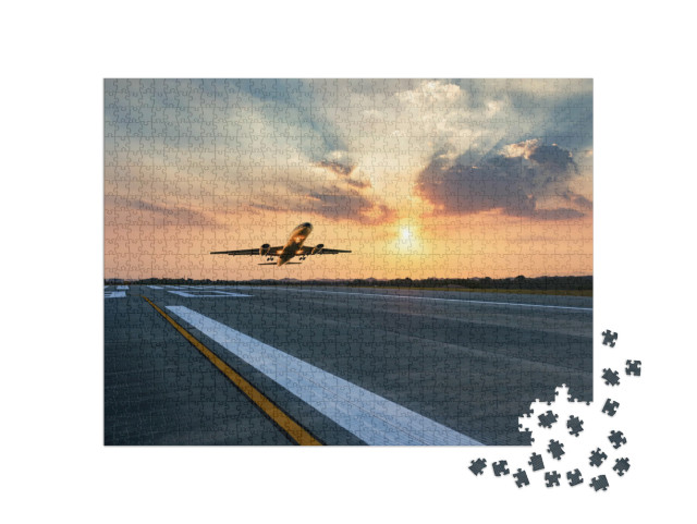 Puzzle de 1000 pièces « Décollage d'un avion de ligne dans le ciel du soir »