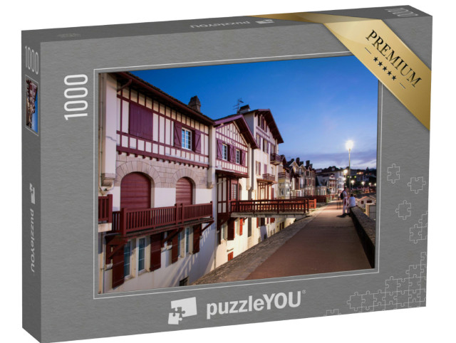 Puzzle de 1000 pièces « Maisons labourdines traditionnelles de Saint de Luz la nuit, Pays basque, France »